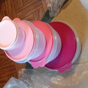 Tupperware mixing bowl set and servalier bowl.